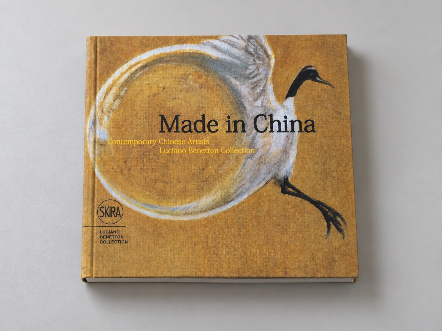 《中国制造：当代中国艺术家——卢恰诺·贝纳通收藏》桌面陈列效果；AI 场景，原封面可另行查看