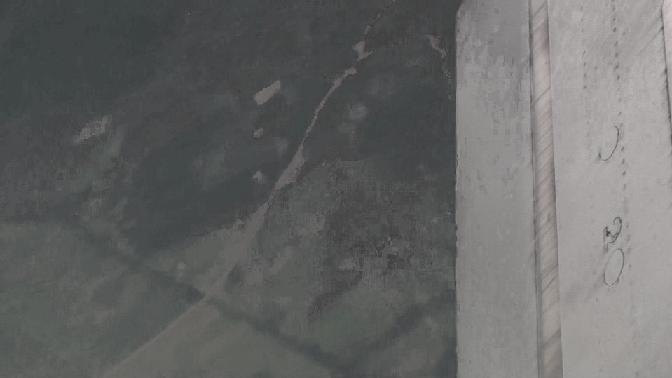 刘骐鸣《飞》，2009年，影像静帧1：降落画面被处理为模糊的斜向色带。