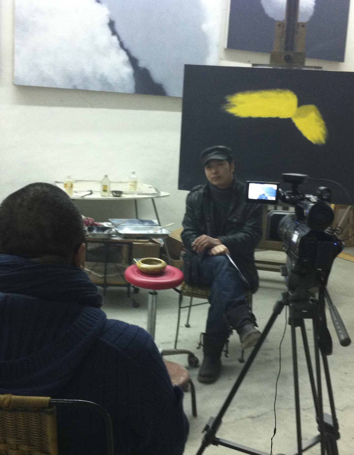 Documentation of Liu Qiming being interviewed for Lici Cunzhao in his studio.