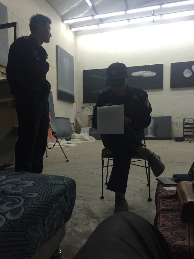 Studio photograph; the source filename identifies it as the first police visit on the day of Liu Qiming’s arrest